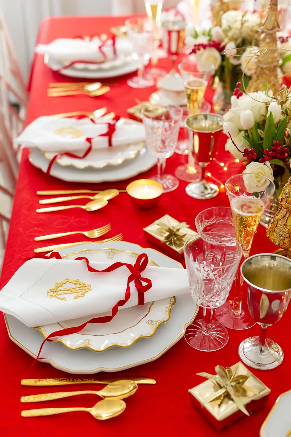 Christmas in the Dining Room | My Holiday Tablescape - Pizzazzerie