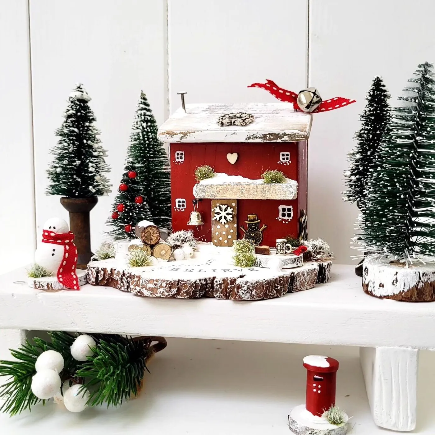CHRISTMAS RED BELIEVE COTTAGE