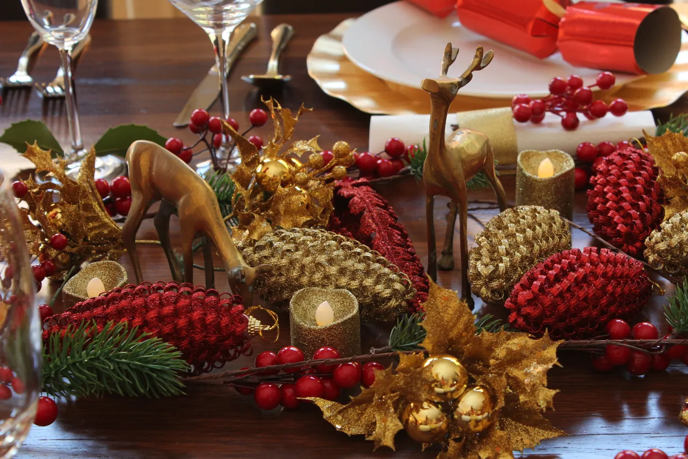 Christmas Table Setting Red and Gold Design — Blog — Chic Party Ideas