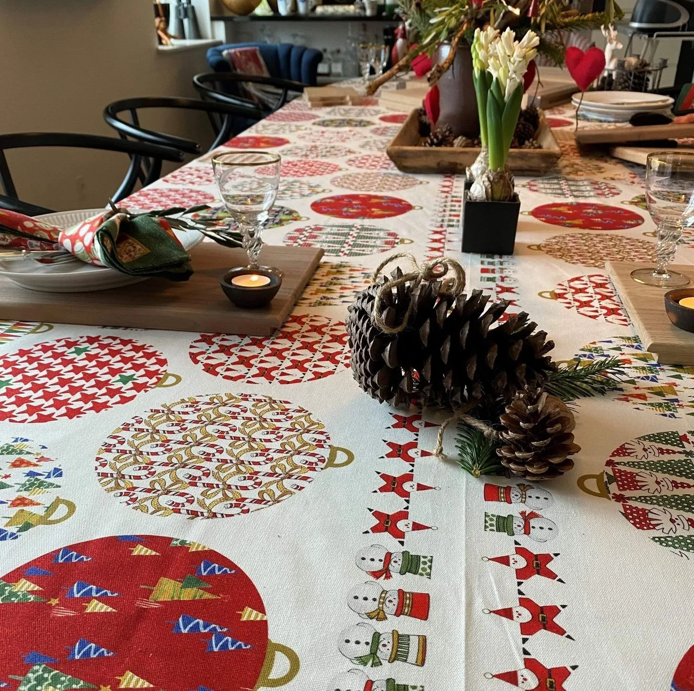 Christmas tablecloth with baubles – Spheres Magique