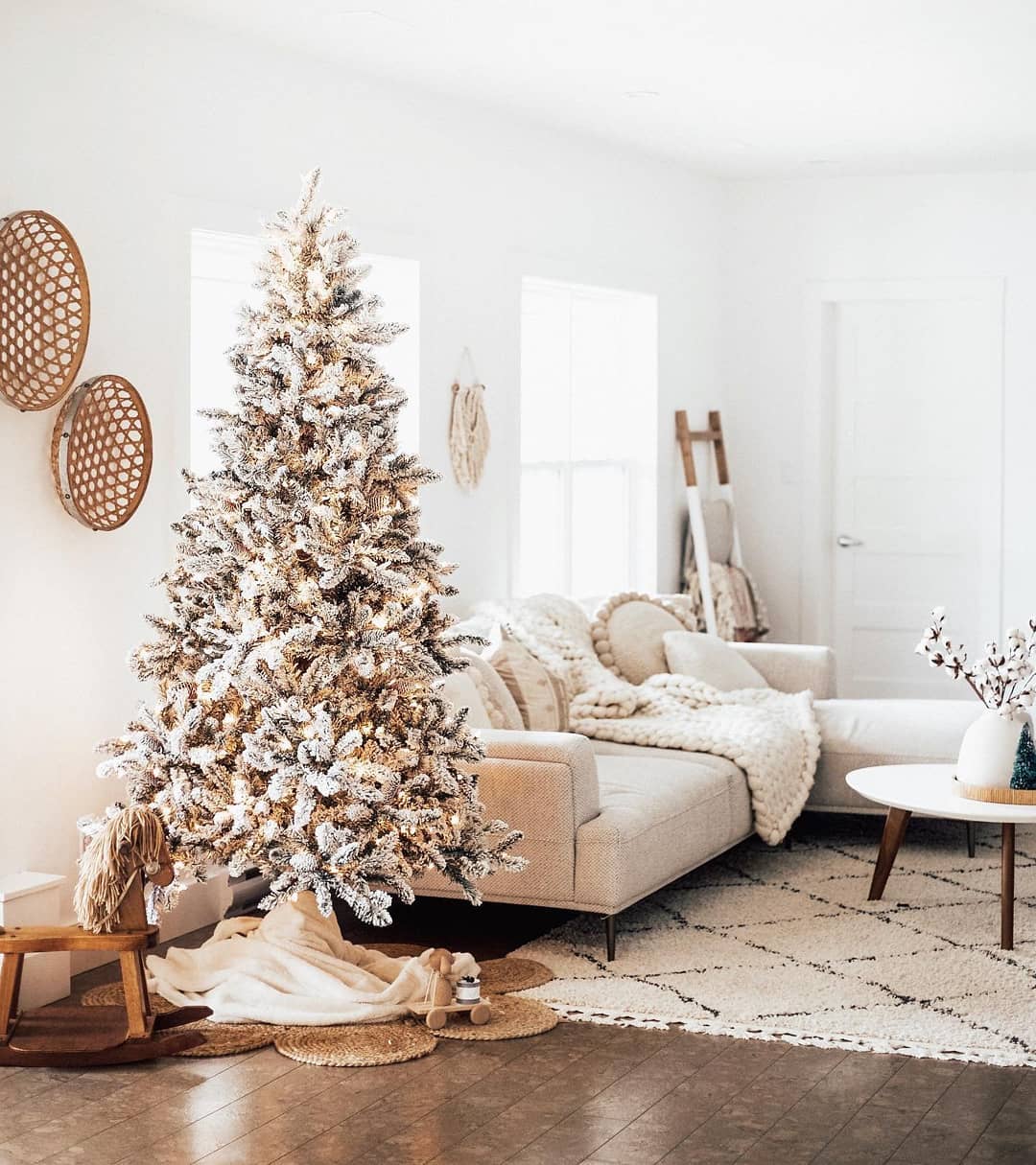 Christmas Tree Ideas: 15 Festive Ways to Decorate Your Tree for the Ho –  Rugs USA