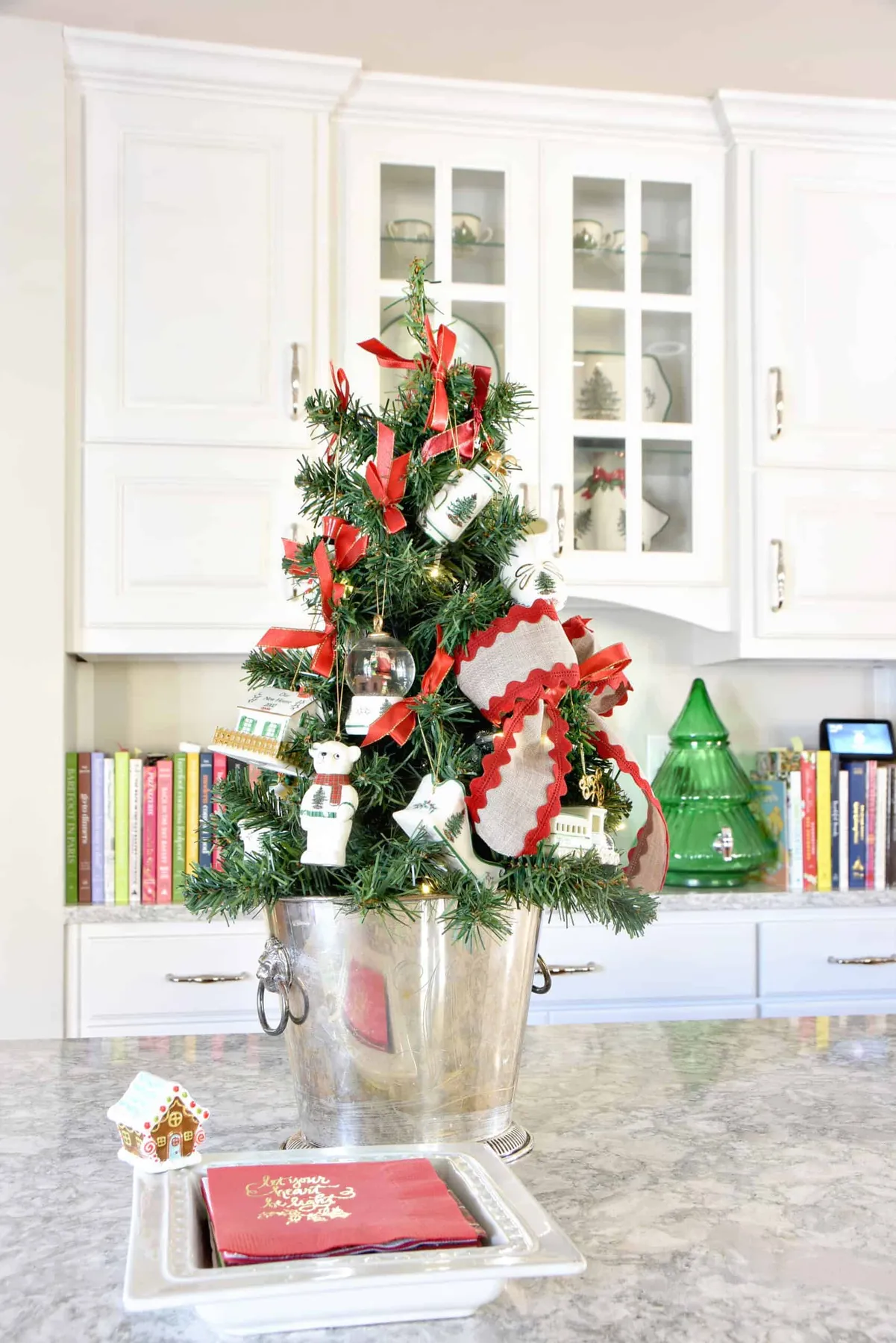 Classic Christmas Home Tour 2023 {Kitchen & Mud Room} – Dixie Delights
