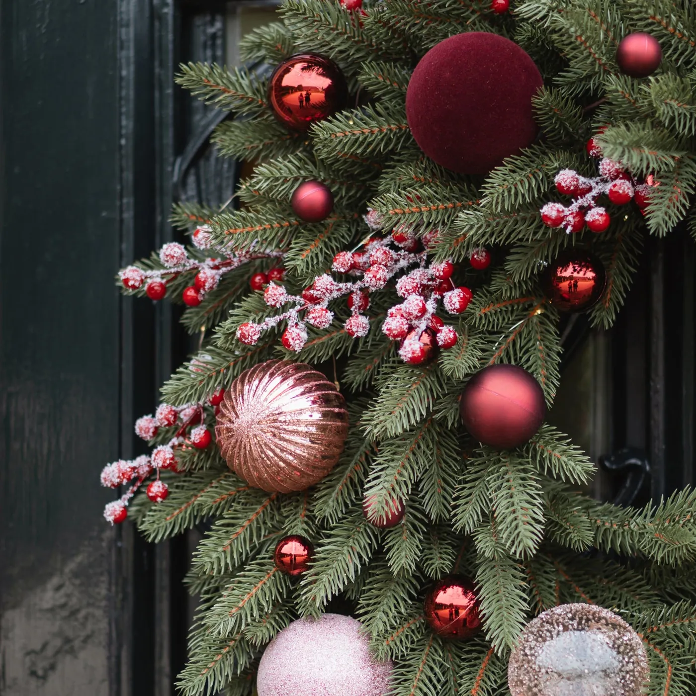 Complete wreath set with lights in red and pink