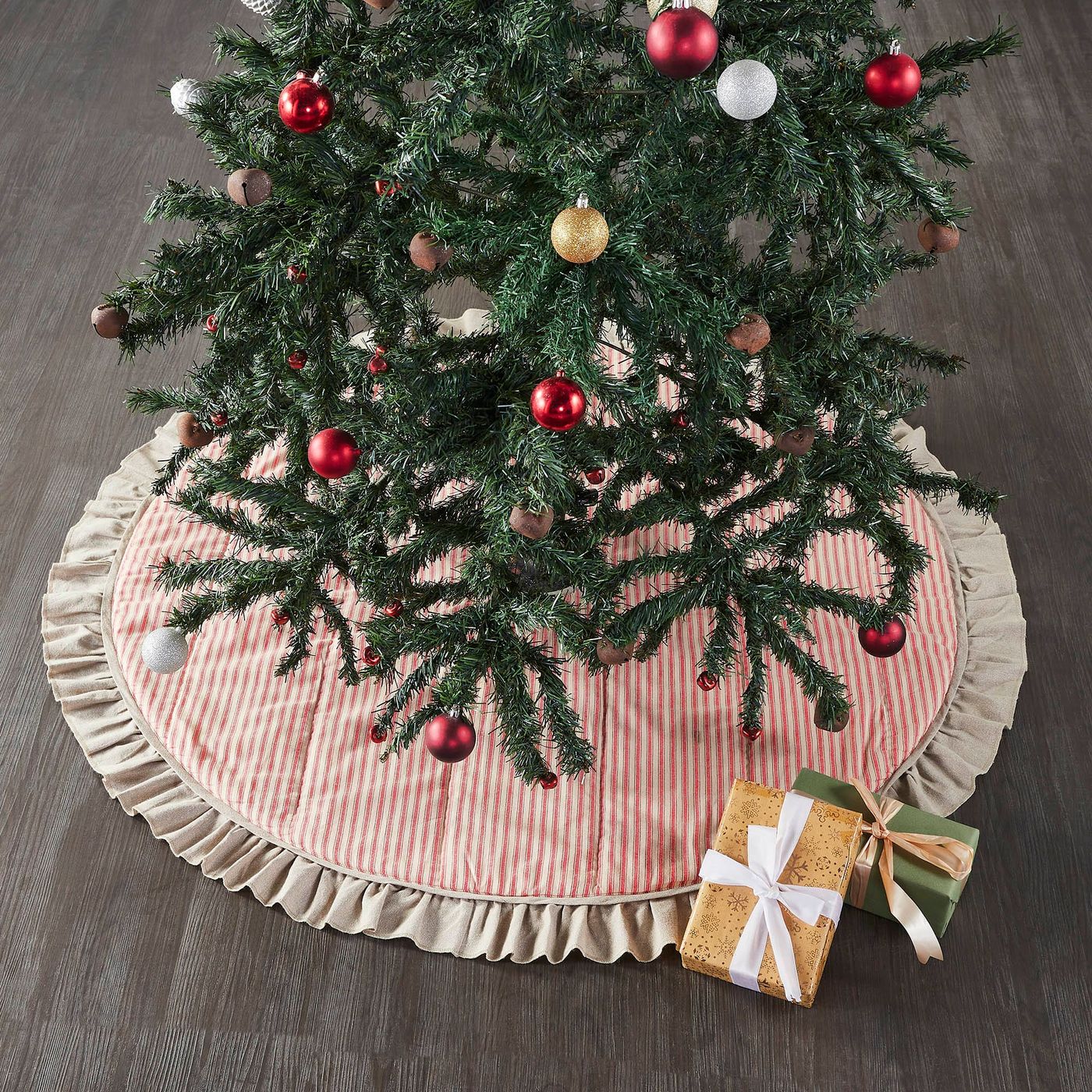Country Christmas Tree Skirts - Patchwork and Embroidered Styles - Retro  Barn Country Linens