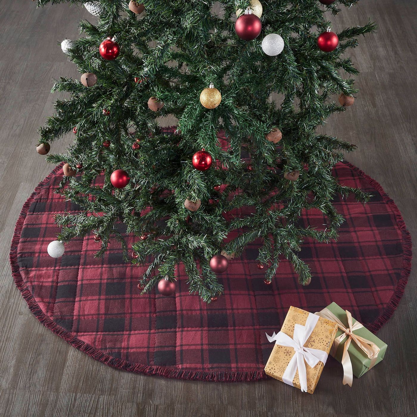 Country Christmas Tree Skirts - Patchwork and Embroidered Styles - Retro  Barn Country Linens