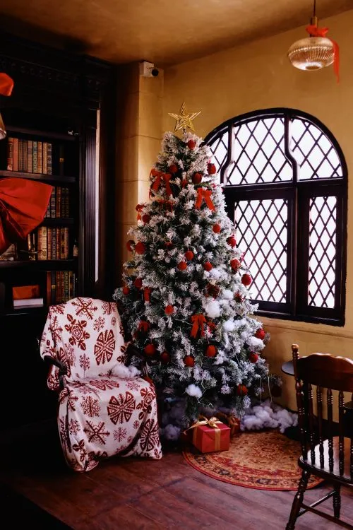 Cozy Christmas Interior with Decorated Tree · Free Stock Photo