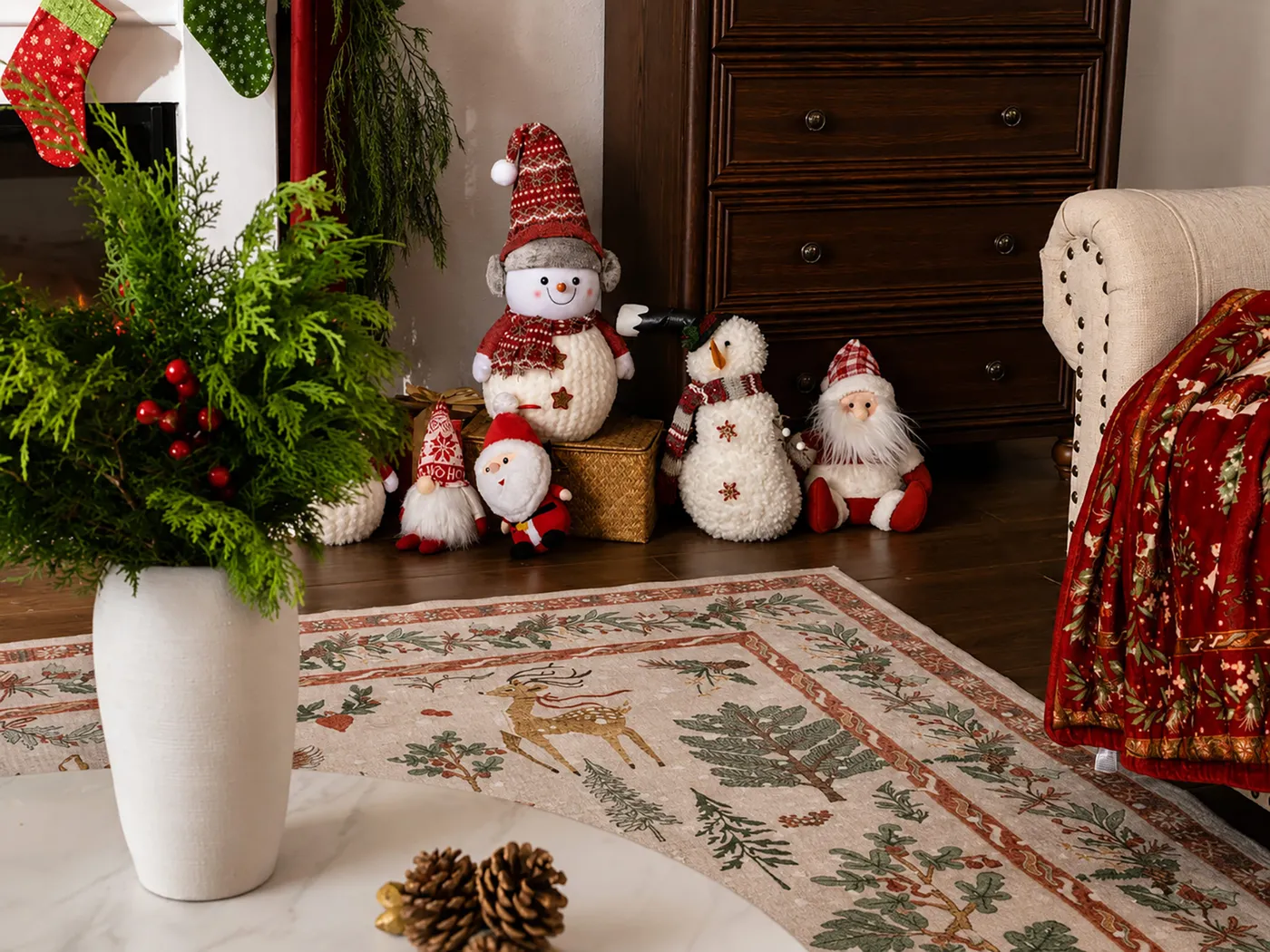 Cozy Christmas Living Room With Festive Rug and Tree – The Pinnacle List
