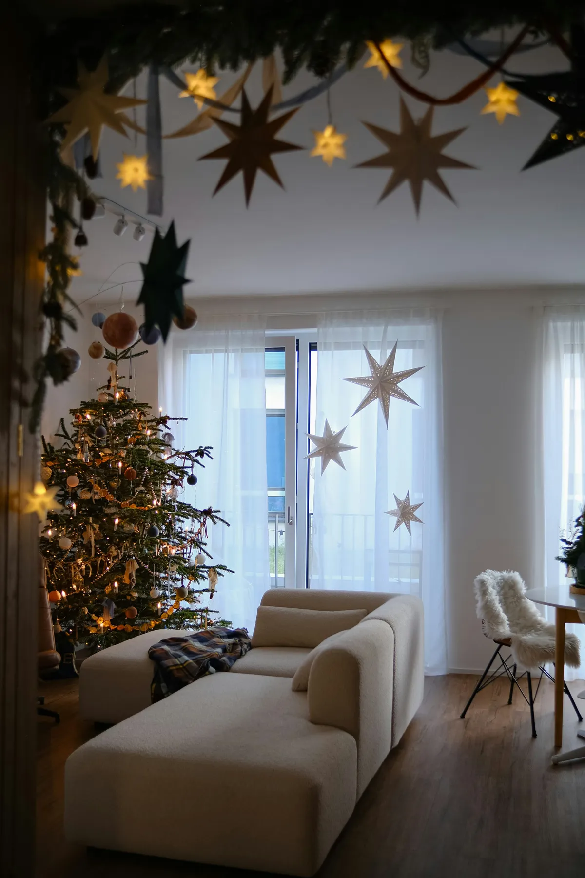 Cozy living room decorated for christmas with a tree - Free Photo on  Unsplash