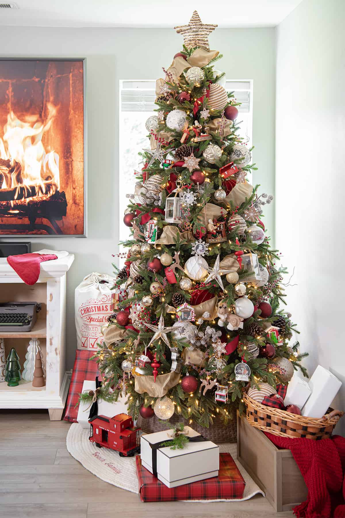 Cozy Red and Gold Christmas Tree Decorating Ideas • Craving Festive Green  and Gold Holiday Tree