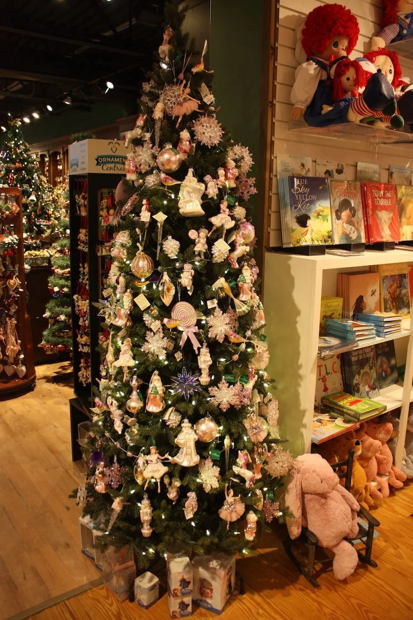 Create a Theme Christmas Tree to Celebrate Your Family
