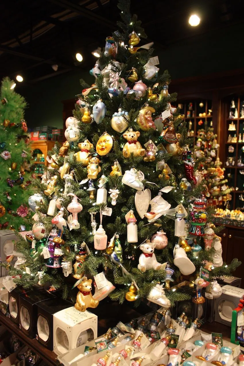 Create a Theme Christmas Tree to Celebrate Your Family