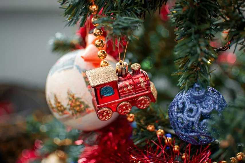 Deck the Halls with Love and Christmas Garland - Christmas Tree Site