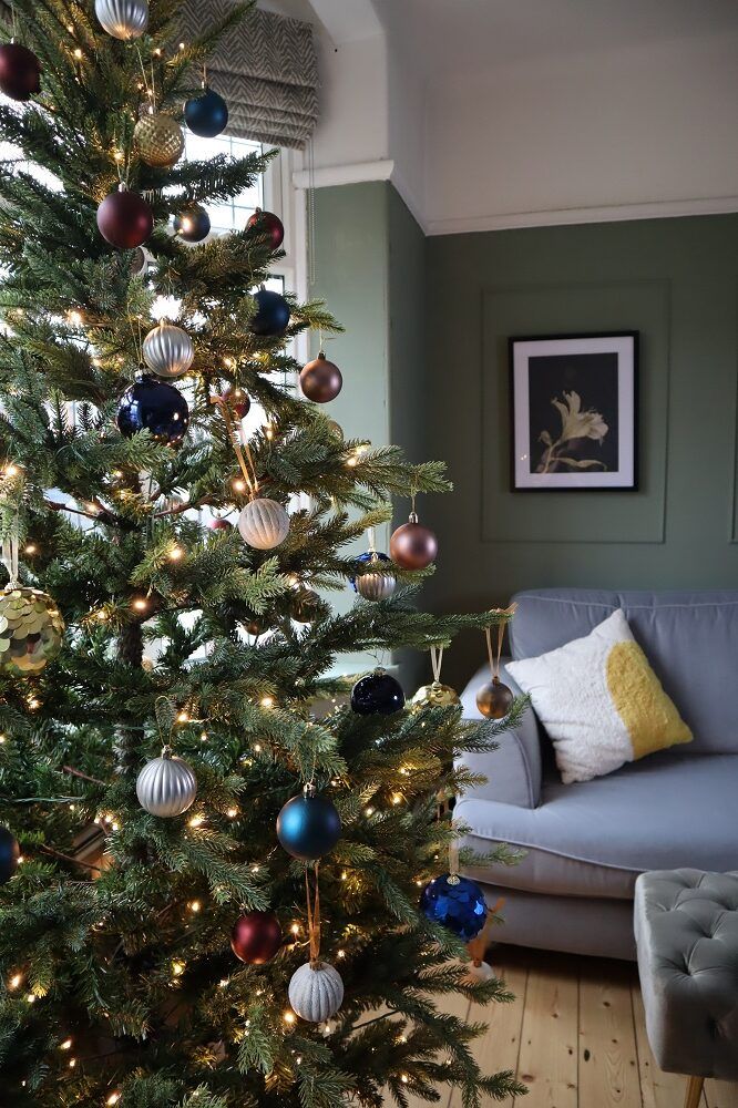 Decorating a Christmas Tree in a Bay Window - Tidylife