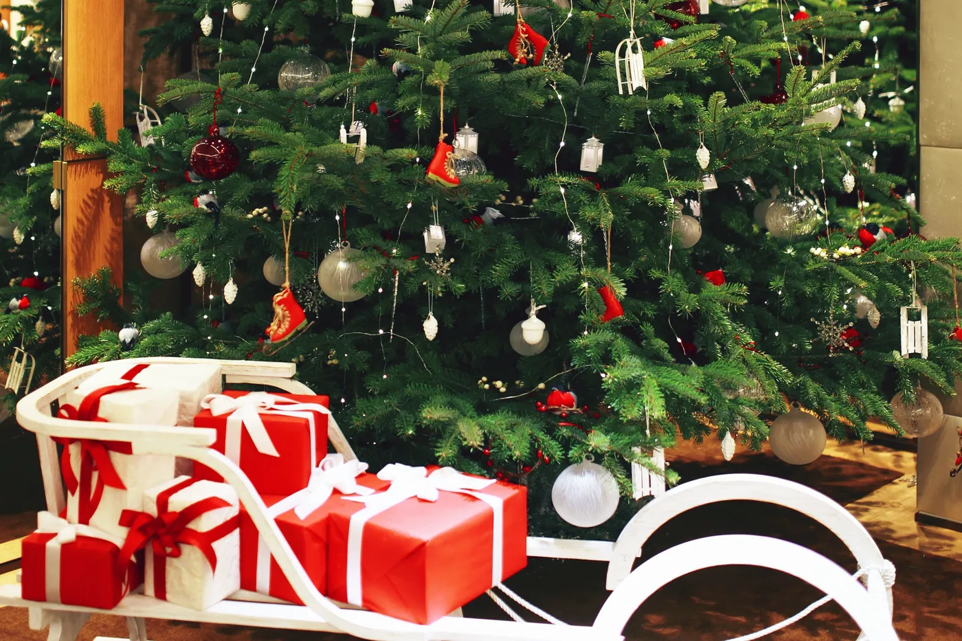 Decorating New Year Holiday Trees in Cartier Boutiques – Bell'arte