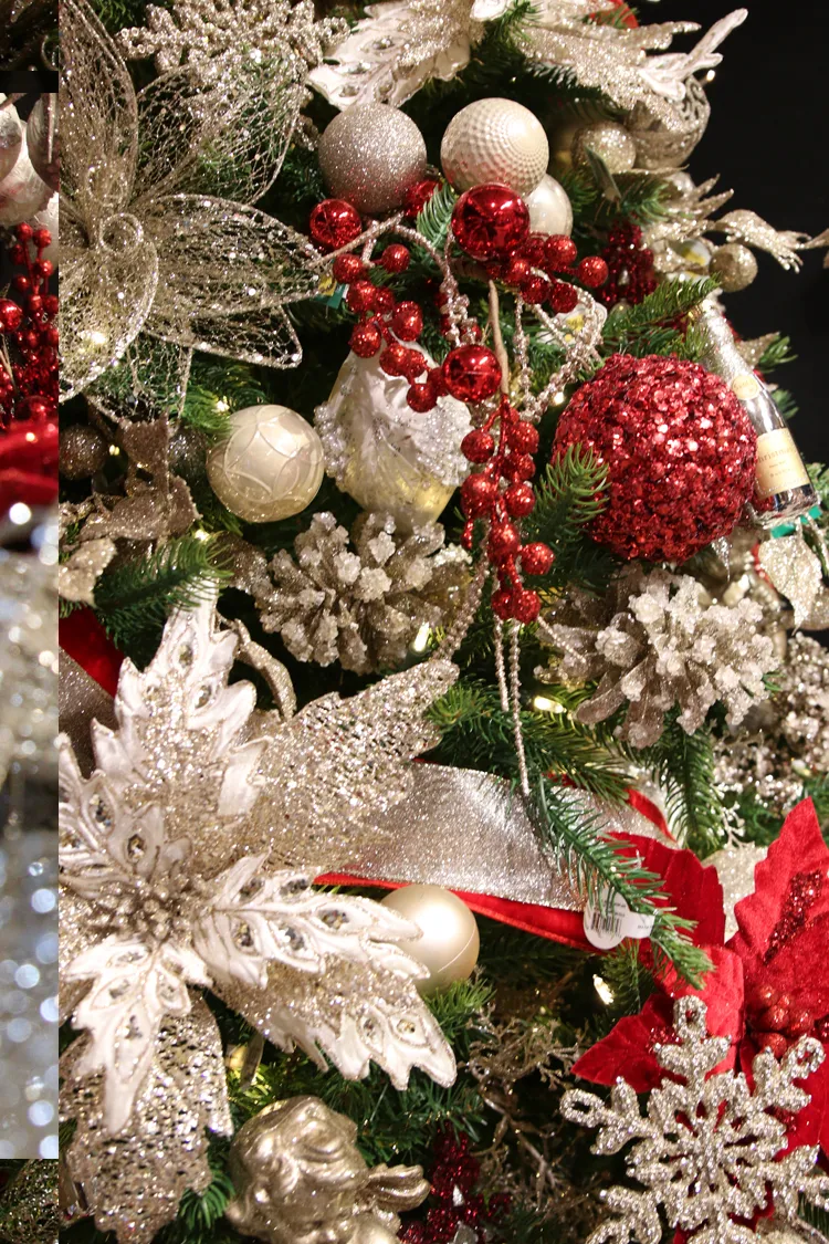 Detail of our red and white artificial tree – Down to Earth Living - Garden  Center, Plant Nursery, Outdoor and Patio Furniture, and Christmas Store