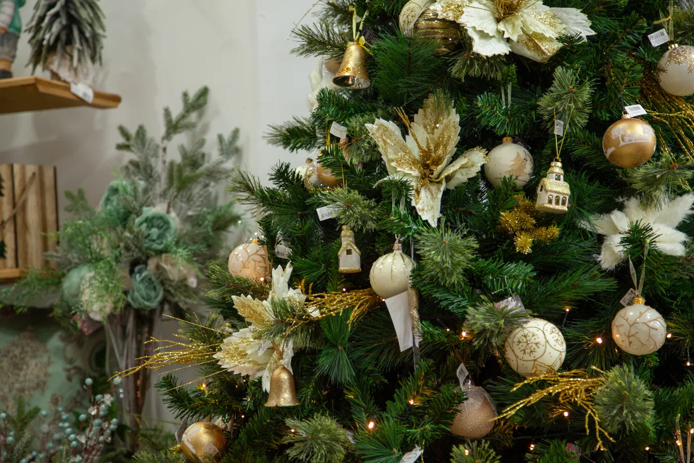 Elegant Christmas tree with gold ornaments. – Wehbeh Land