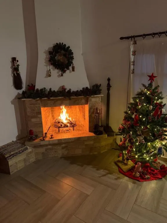 Evnia Romantic Winter Retreat Private Hot Tub Fireplace, Rotásion (updated  prices 2026)