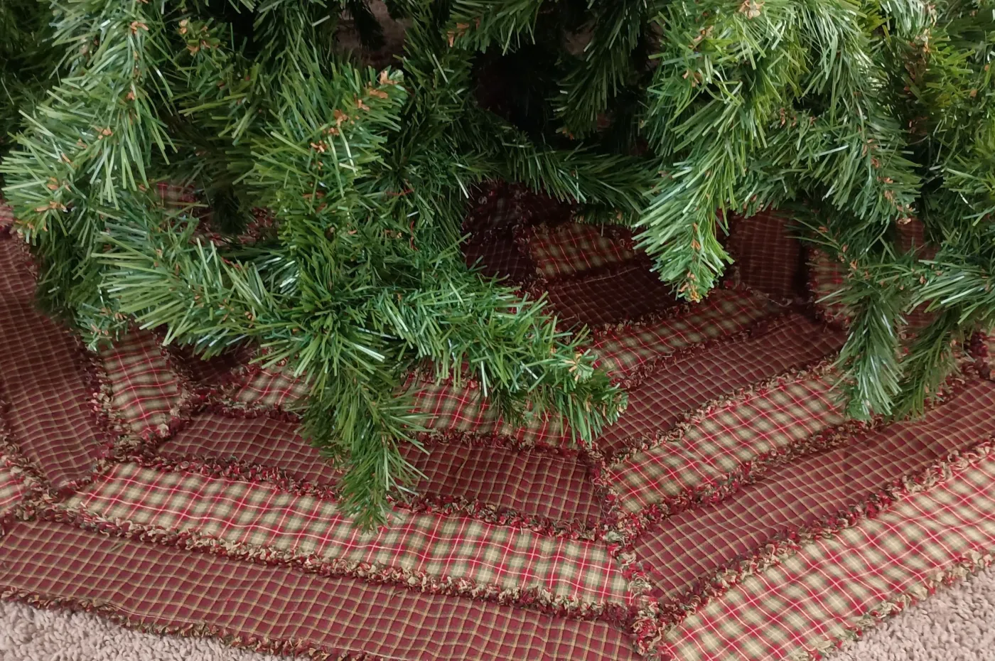 Farmhouse Christmas Tree Skirt - Octagon Rag Quilt