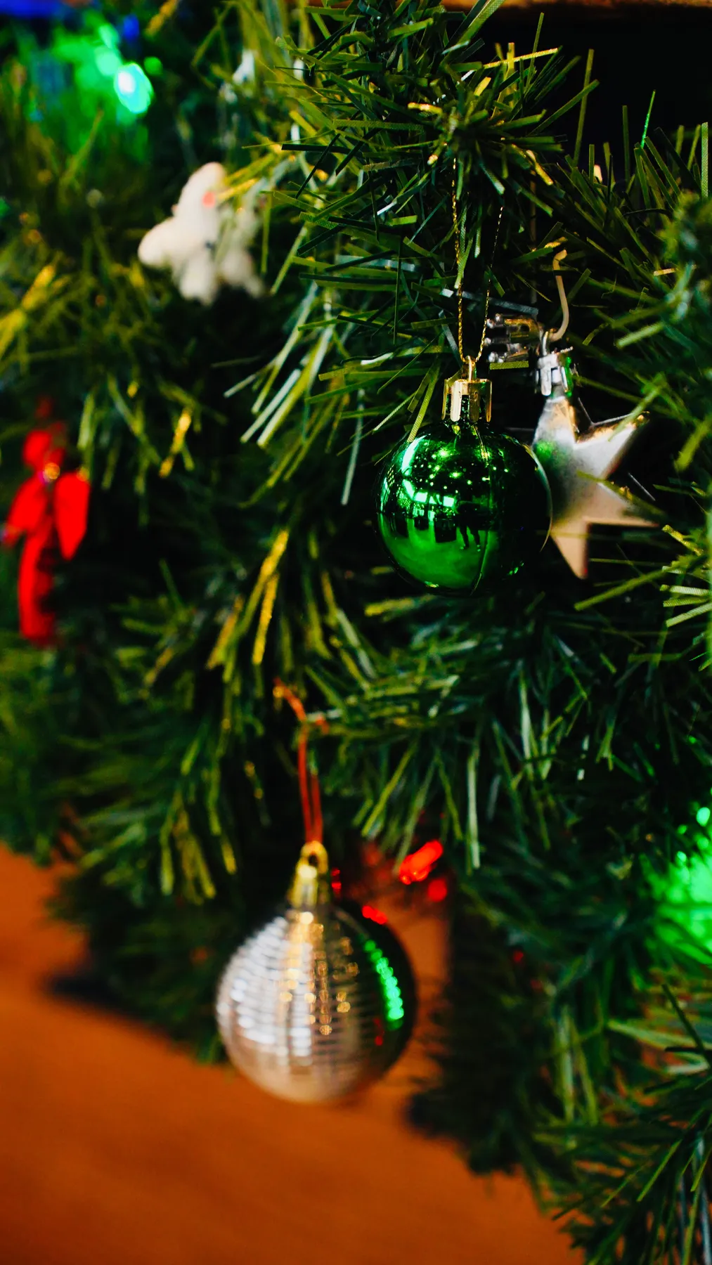 Festive Christmas tree with colorful ornaments and lights in Niğde, Türkiye.
