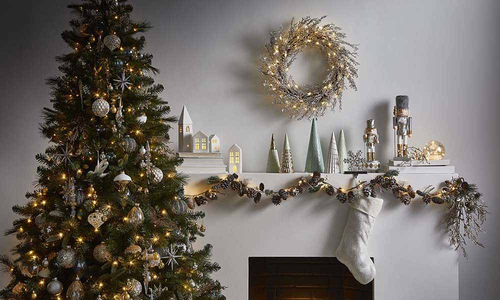 Glamorous and Chic Christmas Tree Decoration Ideas – A Must-Read Guide -  Your Coffee Break