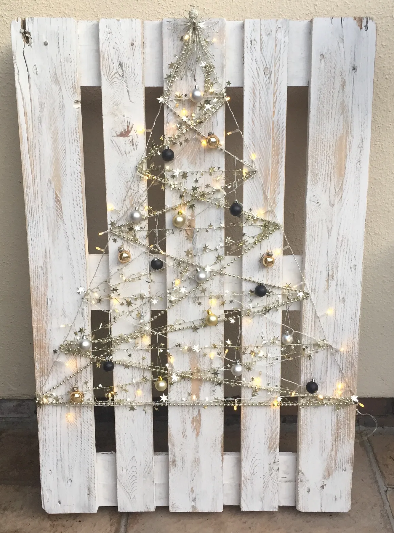 Gorgeous DIY Pallet Christmas Tree - Our Greenish Life