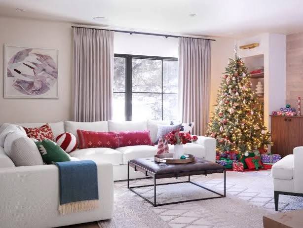HGTV Magazine's Best Living Room Christmas Decor Ideas | HGTV