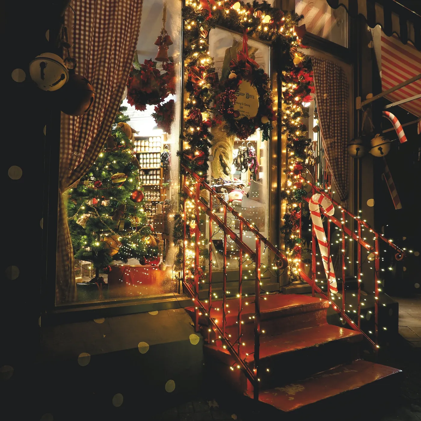 Holiday Hosting Tips for Festive Florida Christmas Parties — Sunsetter  Retractable Awnings - The Villages