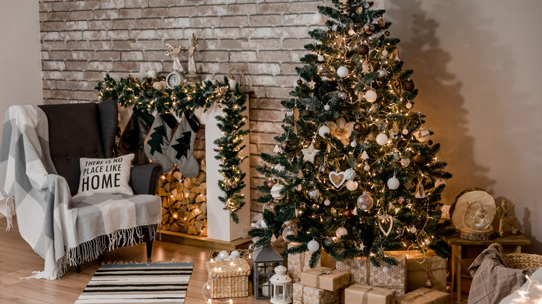 How To Achieve The Perfect Monochromatic Christmas Tree