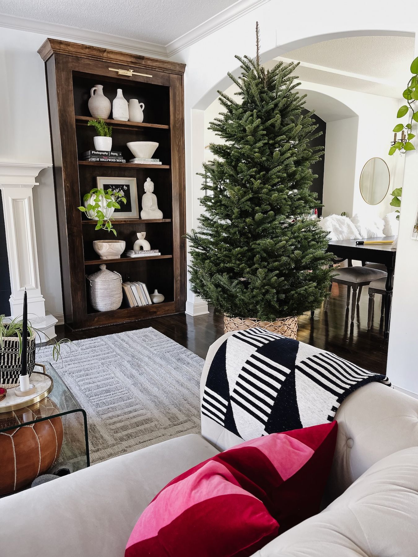 How to Add Velvet Ribbon Bows to a Christmas Tree - Life Love Larson