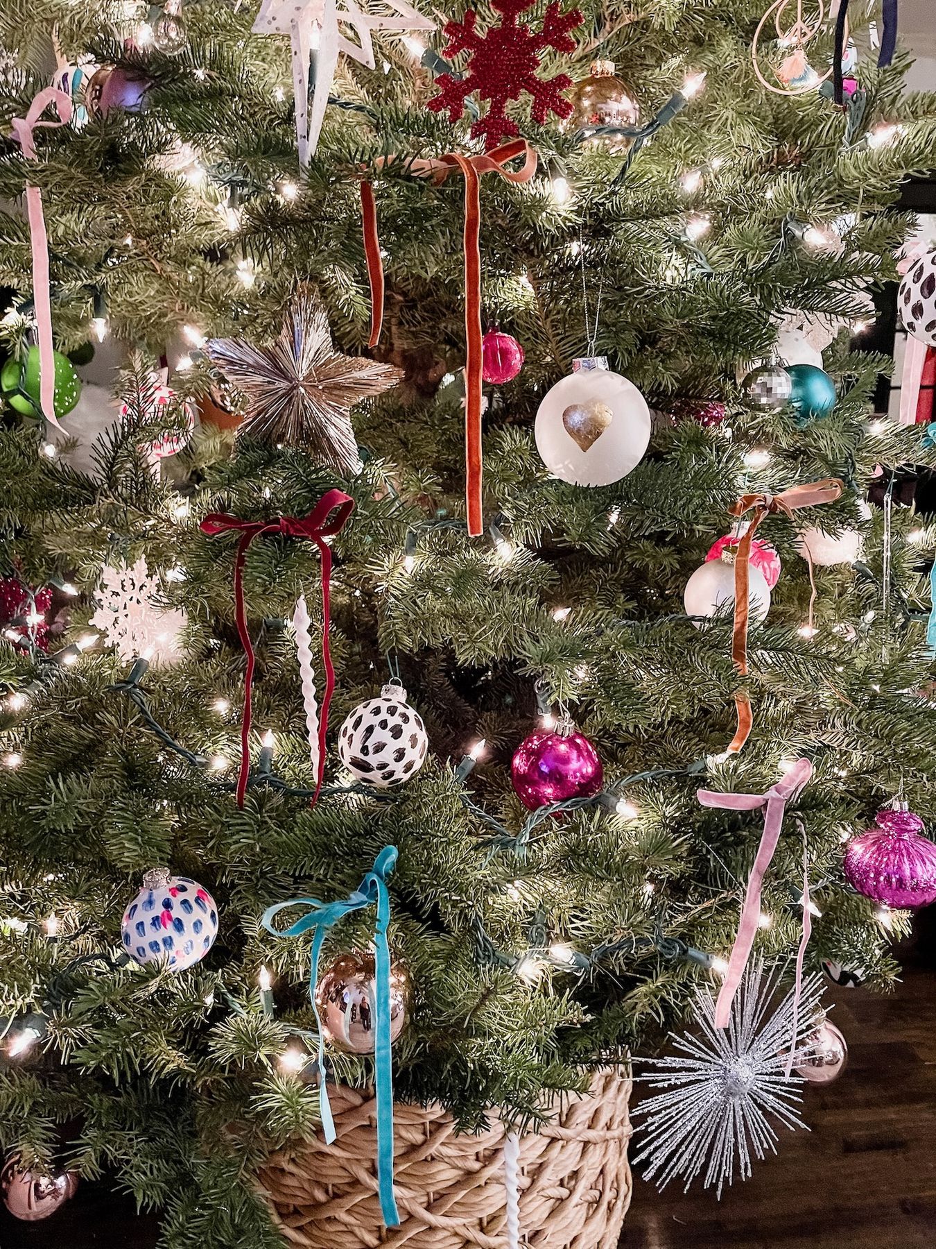 How to Add Velvet Ribbon Bows to a Christmas Tree - Life Love Larson