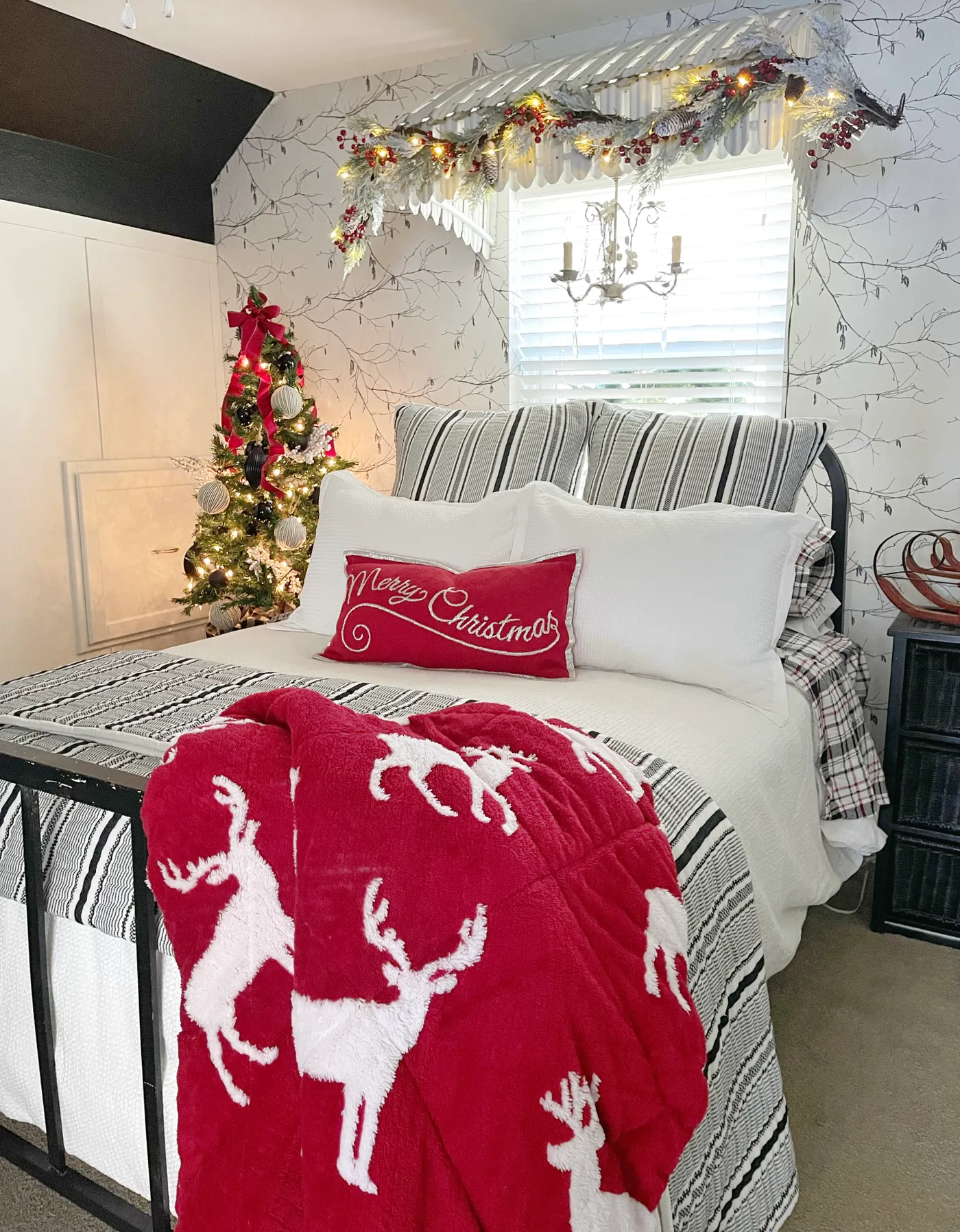 How To Create A Festive And Cozy Christmas Bedroom/Guestroom * Hip & Humble Style