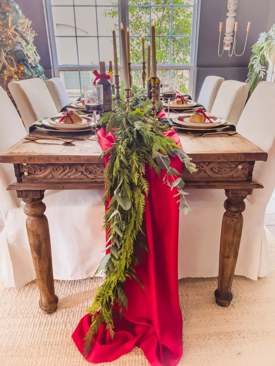 How to Decorate a Beautiful Christmas Table on a Budget -