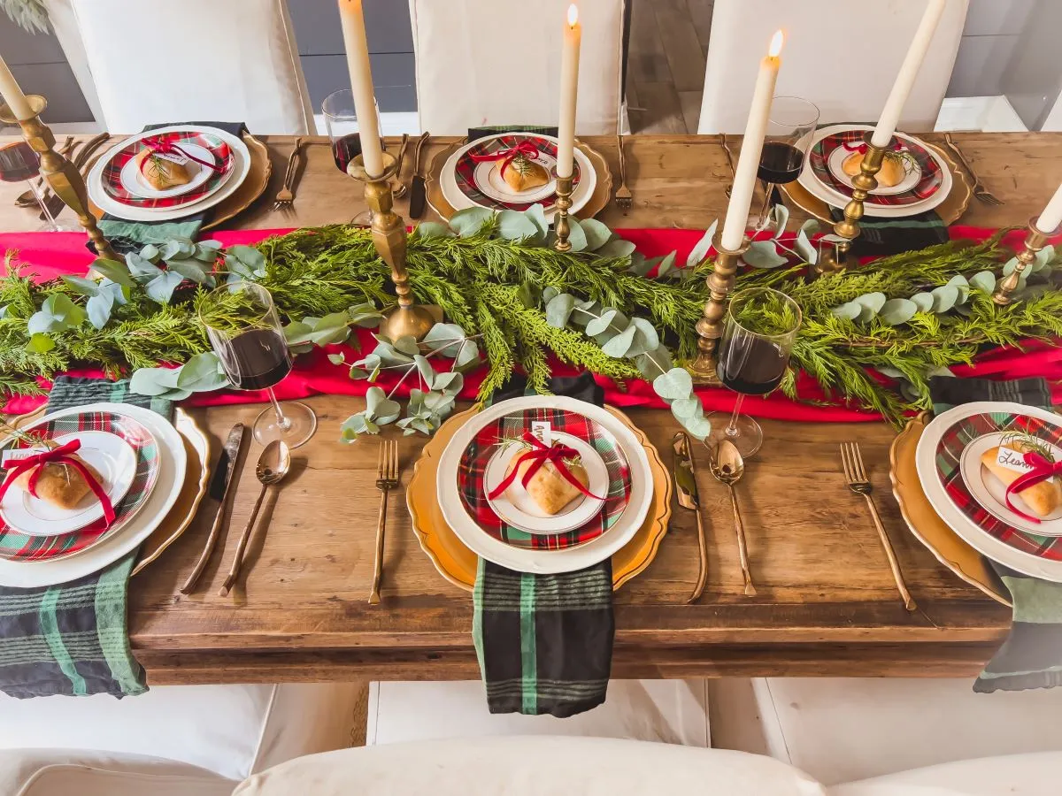 How to Decorate a Beautiful Christmas Table on a Budget -
