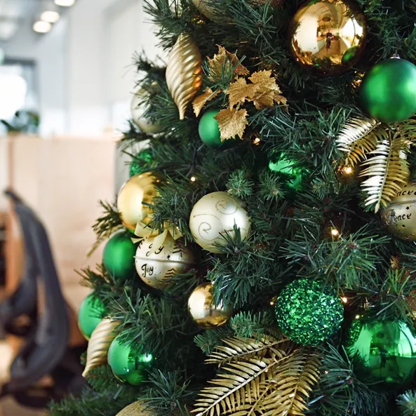 How to decorate a Christmas tree: a complete guide - phs Greenleaf