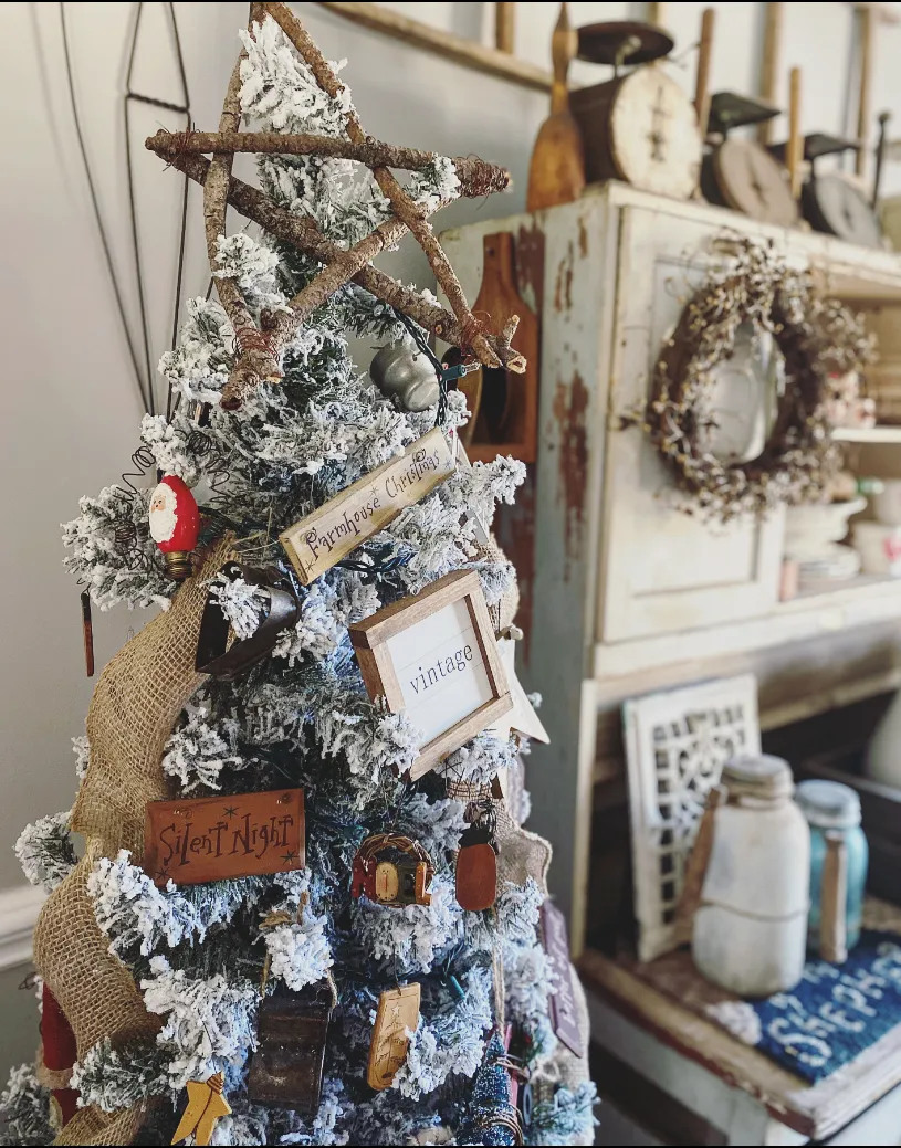 How to Decorate a Christmas Tree in 5 Easy Steps - My Rustic House
