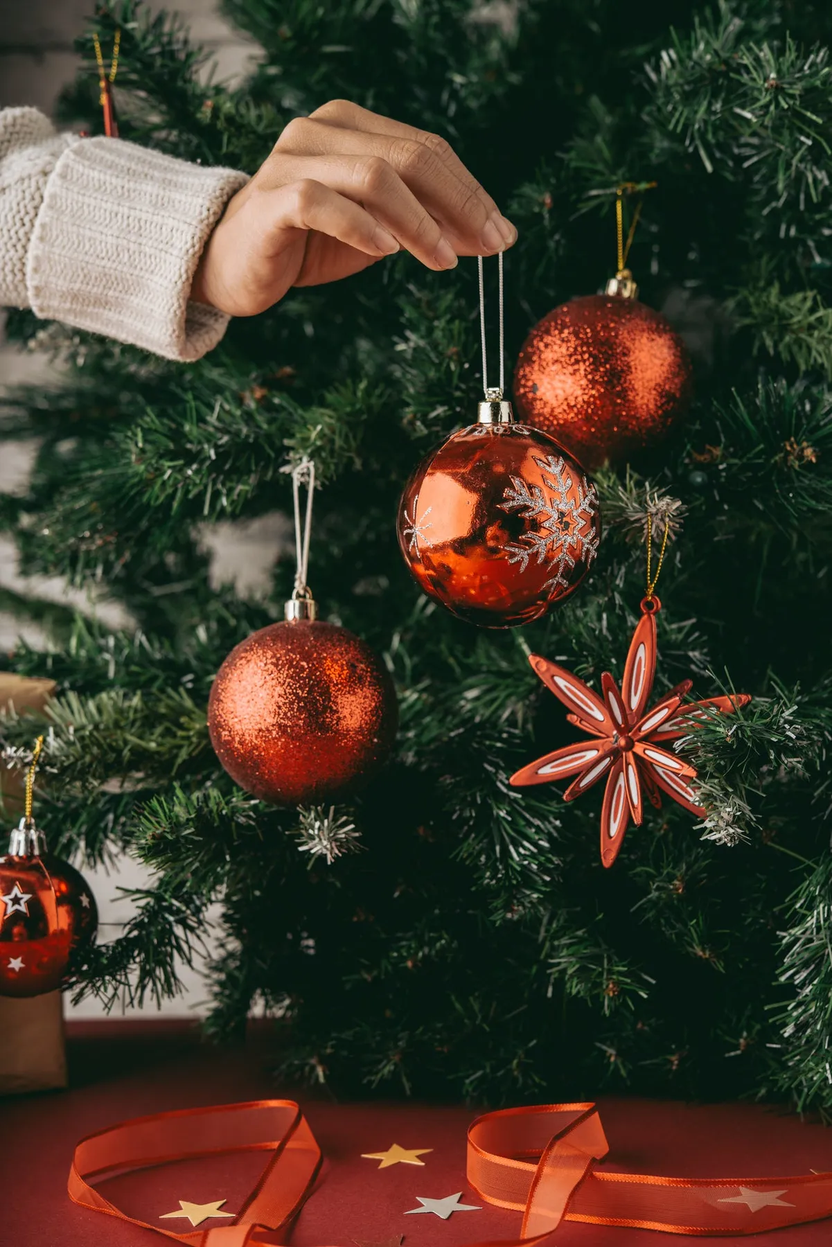 How to decorate a Christmas tree in a modern way for the holidays? Che –  Allbag