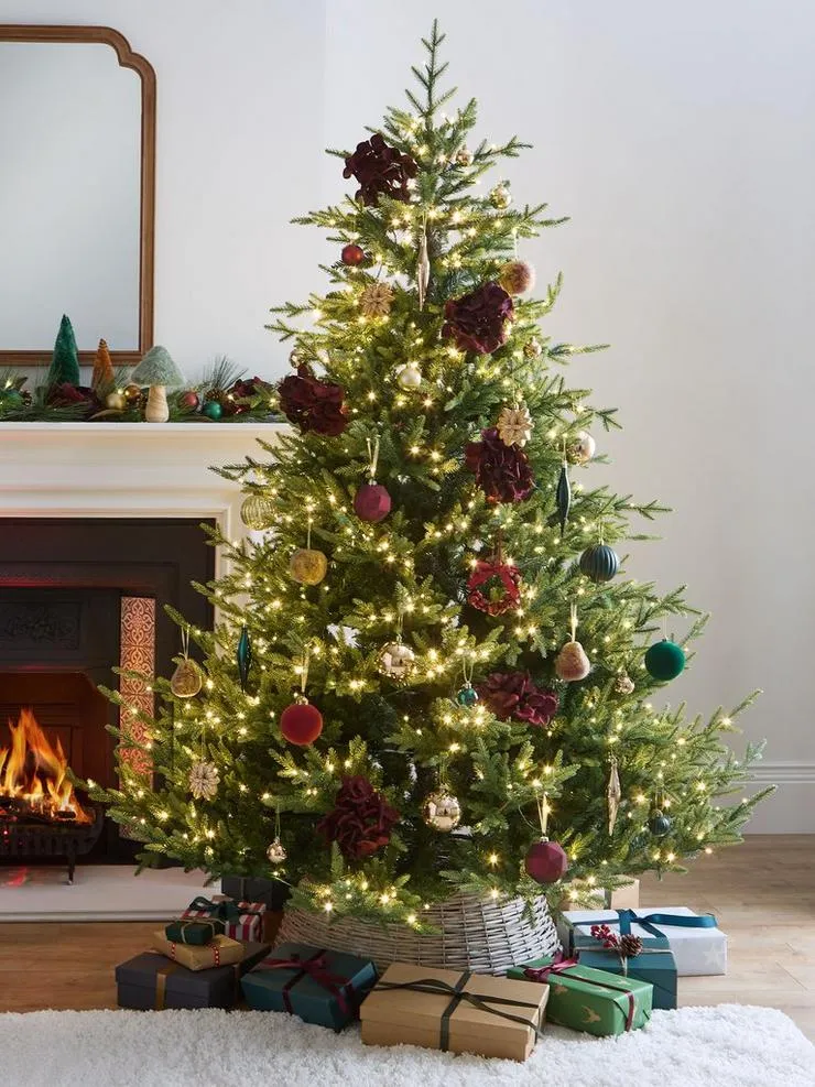 How to Decorate a Christmas Tree | Very | very.co.uk