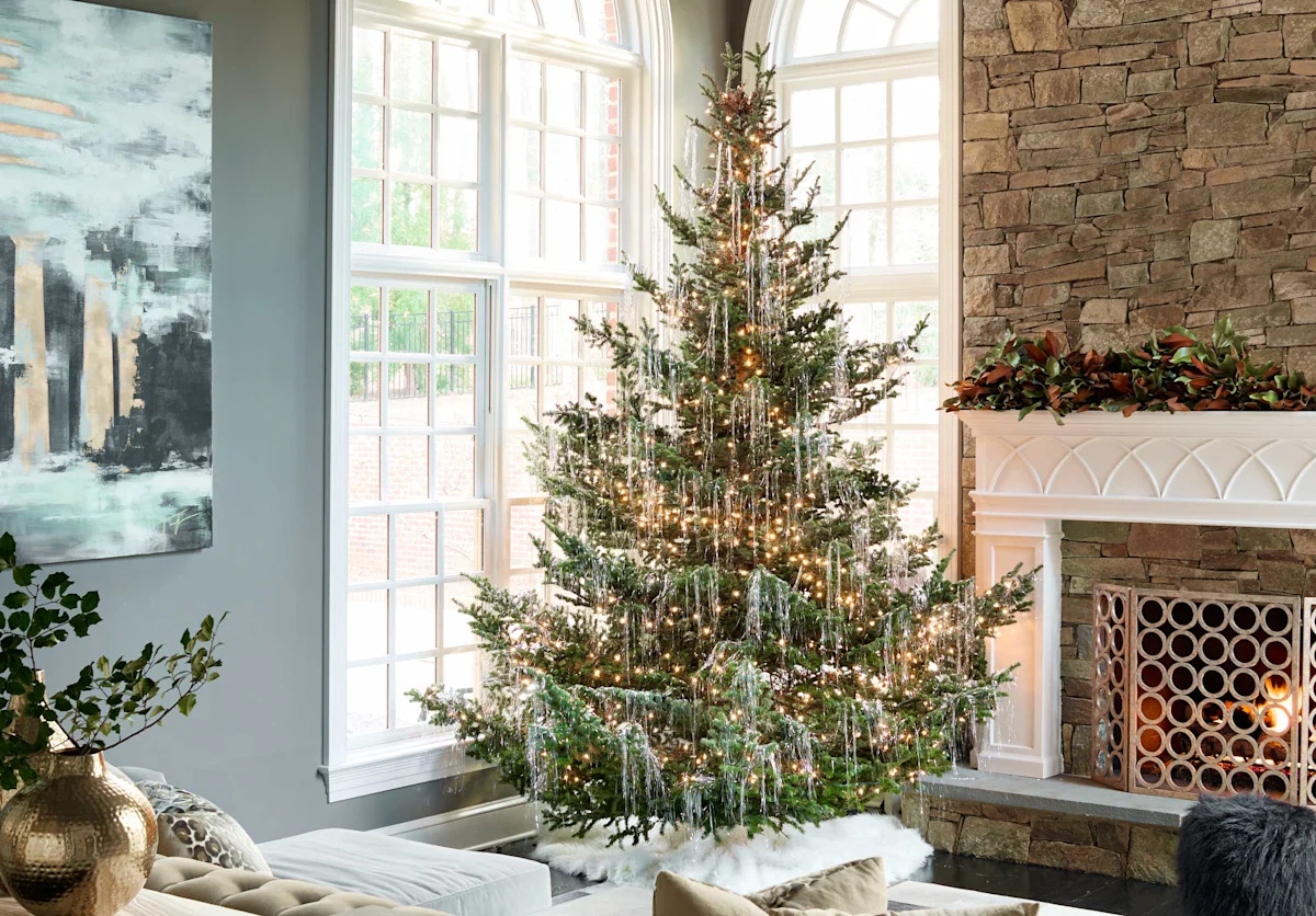 How to Decorate a Christmas Tree Without Ornaments - This Minimalist Idea  is Trending, It's Clever and Inexpensive