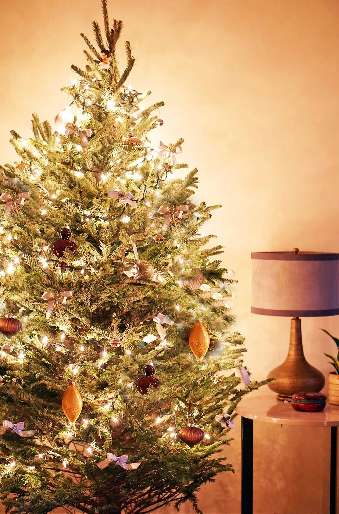HOW TO DECORATE A SIMPLE & STYLISH CHRISTMAS TREE - You Must Love Life