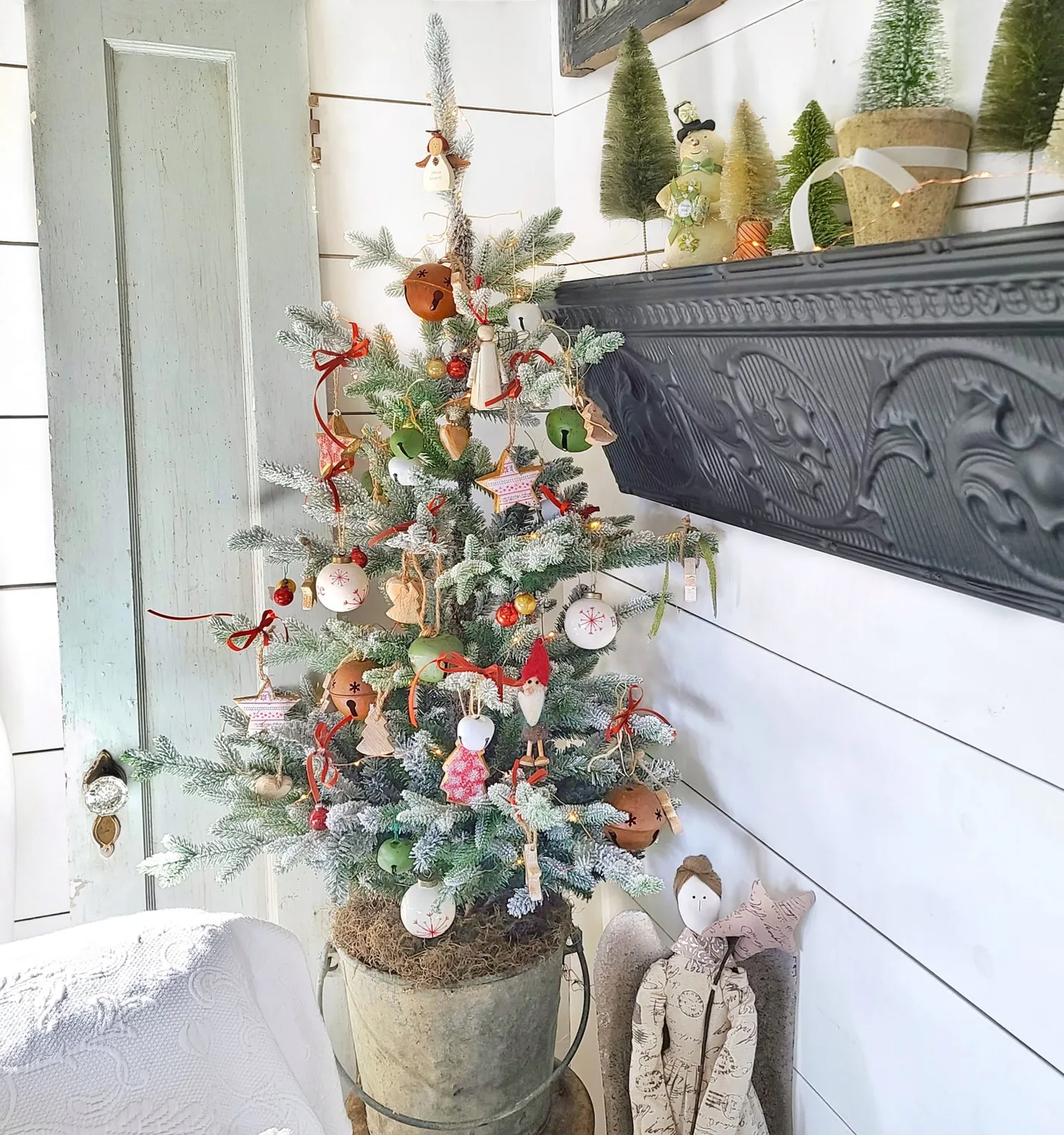 How to Decorate Small Christmas Trees | Balsam Hill Small Christmas 🎄