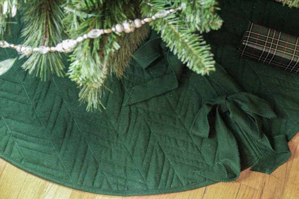 How to DIY a Simple Tree Skirt Pattern for Any Tree - Quilting Wemple