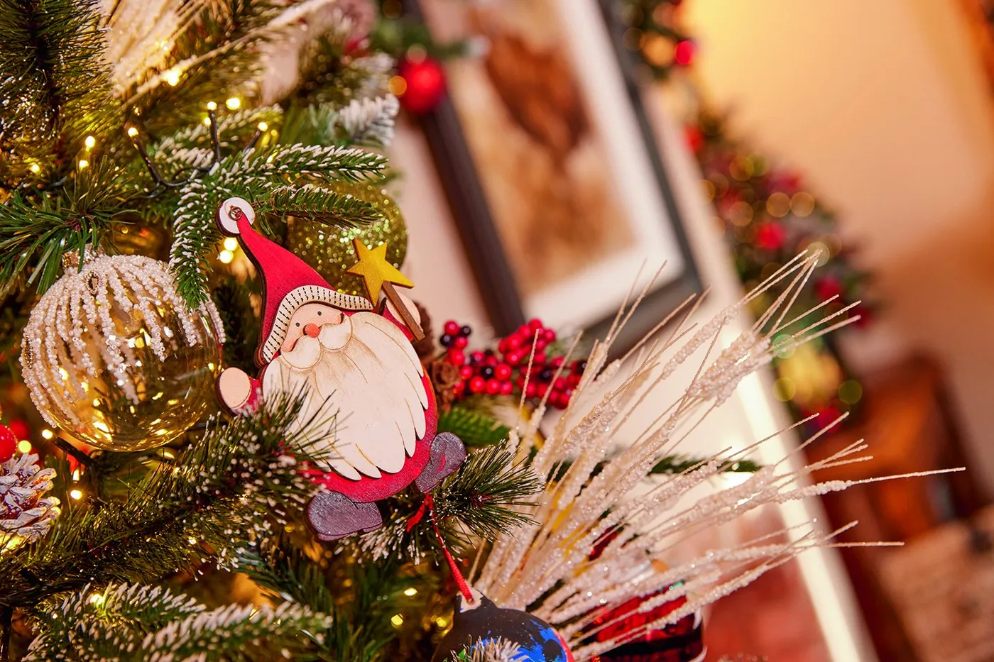 How to Dress an Artificial Christmas Tree (Step-by-Step) : Premier  Decorations