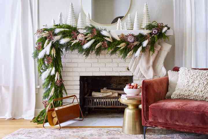 How to hang garland on a fireplace: 10 step-by-step guide