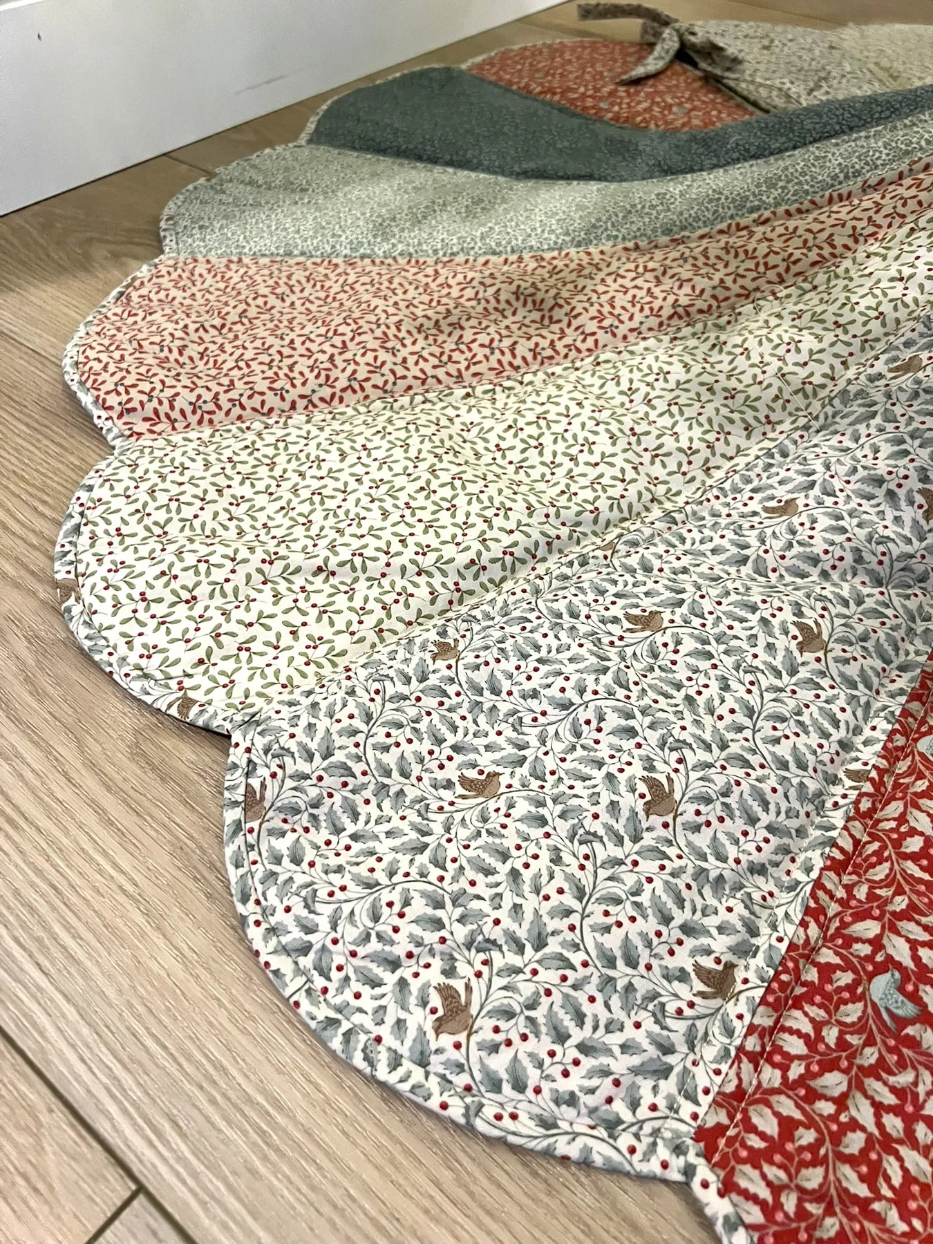 How to Make a Scalloped Christmas Tree Skirt (+ Free Pattern!)