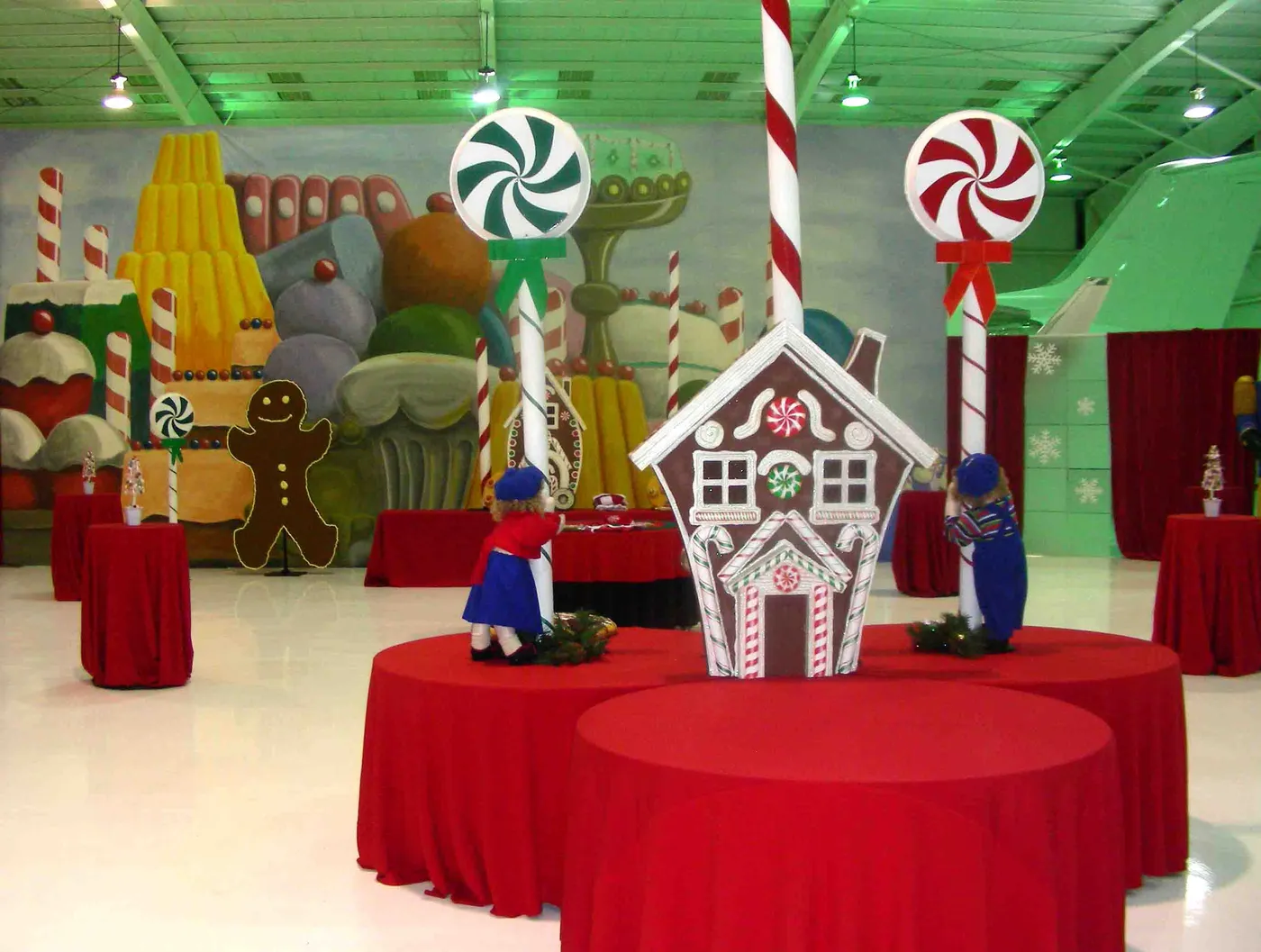Index of /static/seed/Website Photos/Themed Decor/Winter Holiday/Candyland/