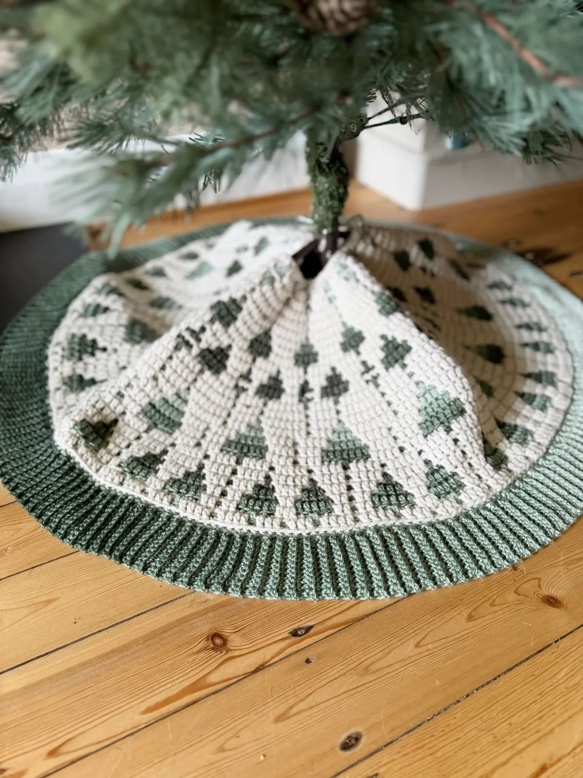 Knitted Christmas Tree Skirt 10 Free Christmas Tree Skirt Knitting Patterns  Handy Little Me