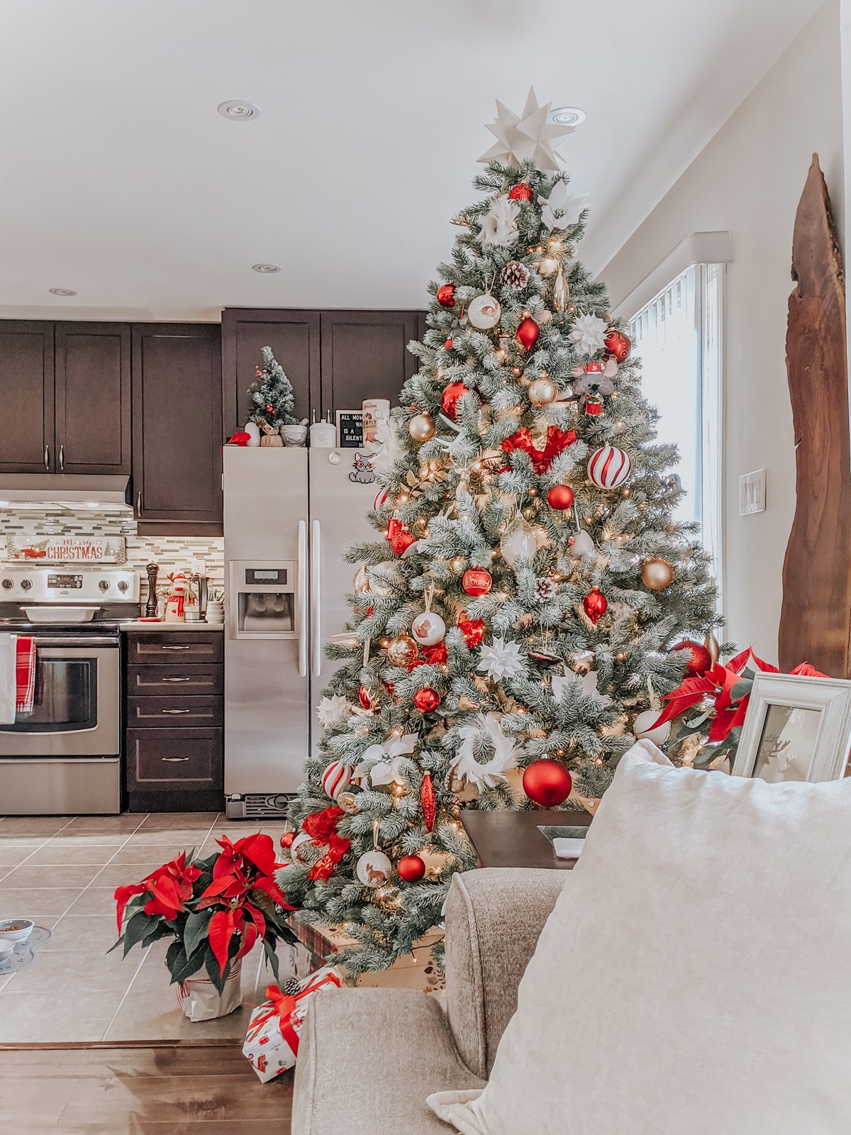 Luxurious 2020 Red, White, and Gold Christmas Tour - Honey + Juniper