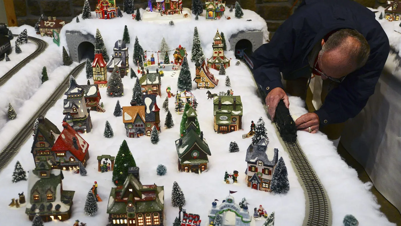 Miniature trains chug into region's holiday displays