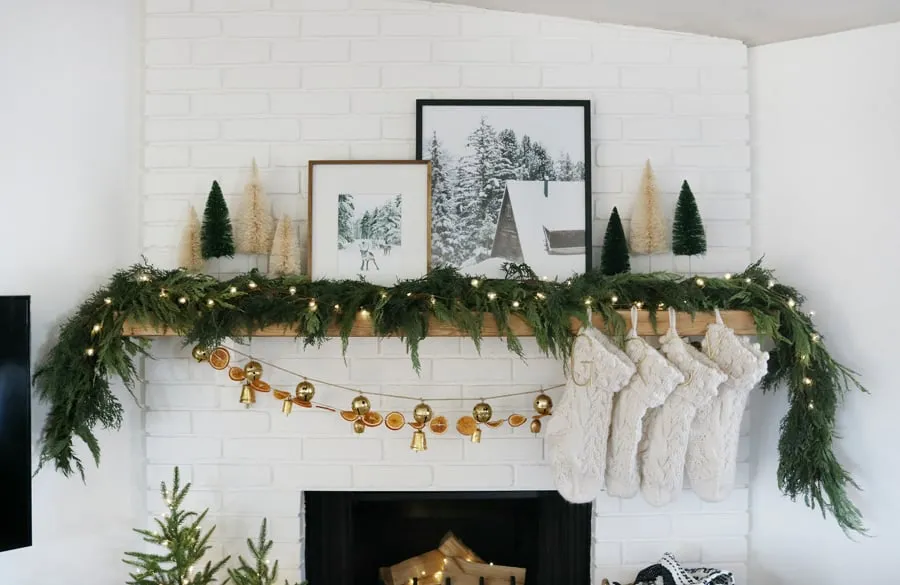 Modern and Cozy Christmas Mantel Decor Ideas