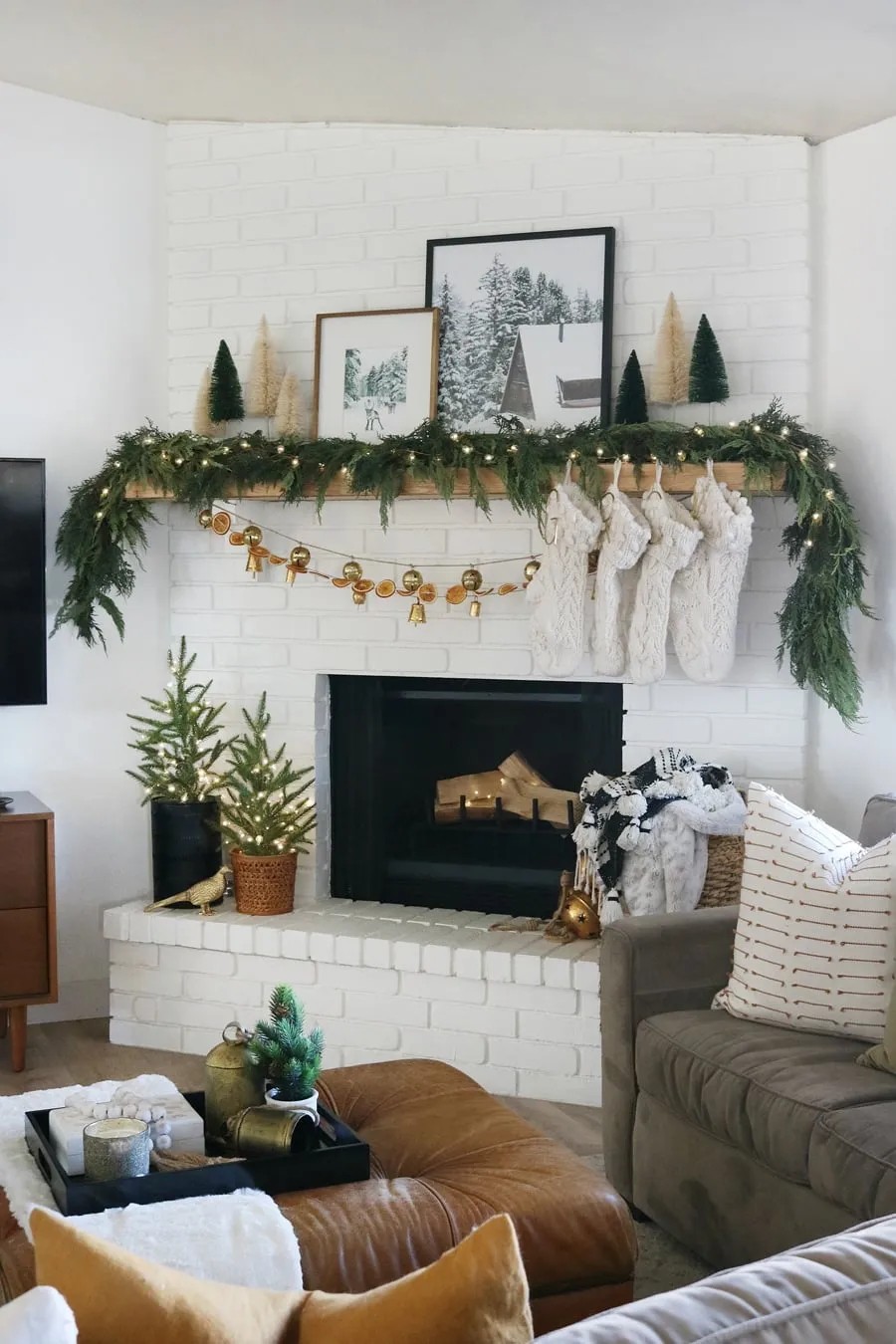 Modern and Cozy Christmas Mantel Decor Ideas